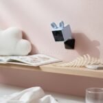 초소형 무선 와이파이 홈캠 Light pink painted wall, with a fluffy w